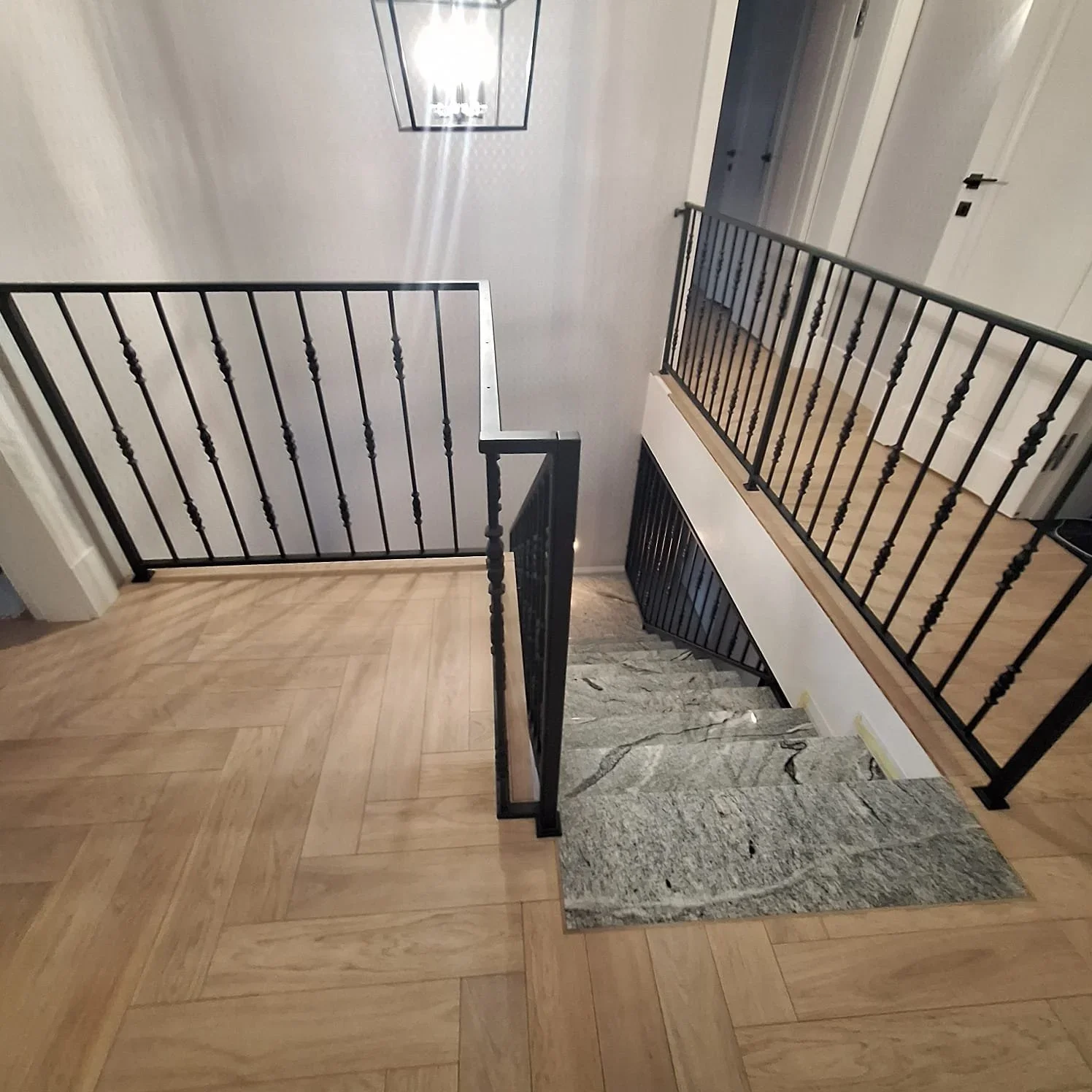 Antresola - Balustrada Kuta Wewnętrzna - Bezpieczeństwo i Styl