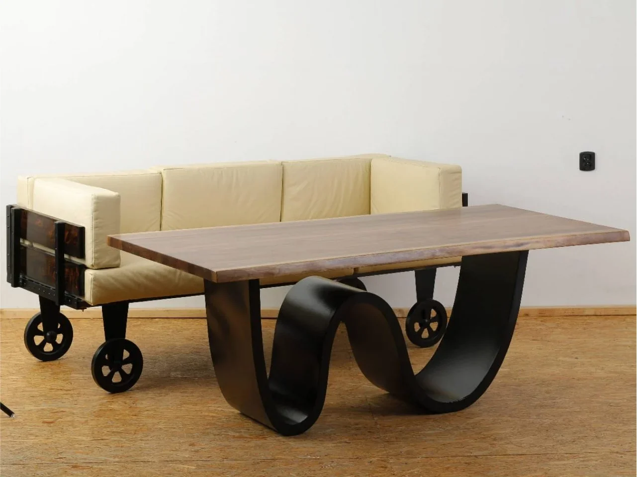 Aranżacja loft - Stół design i sofa na kołach