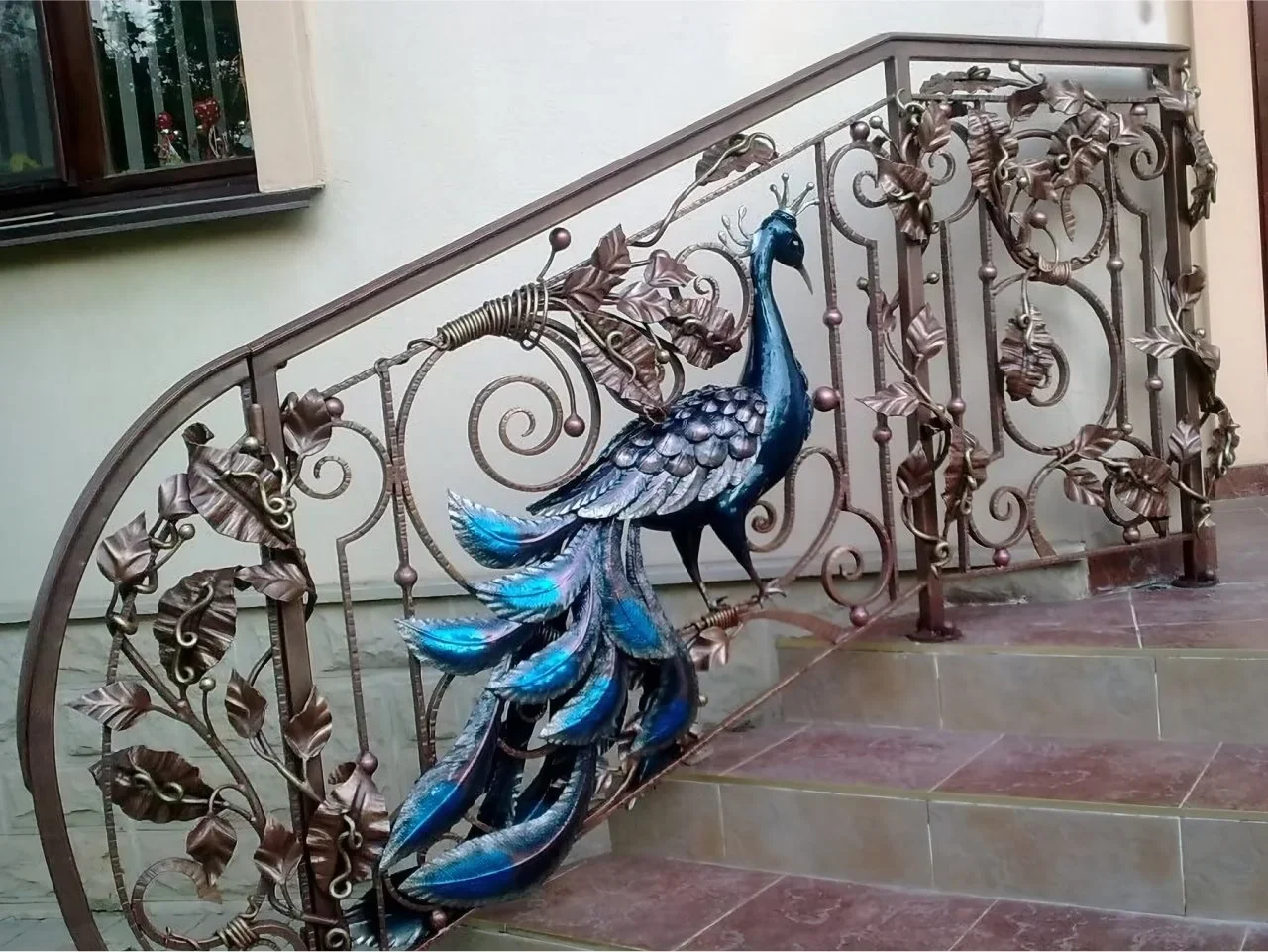 Artystyczna Balustrada Kuta z Rzeźbą Pawia