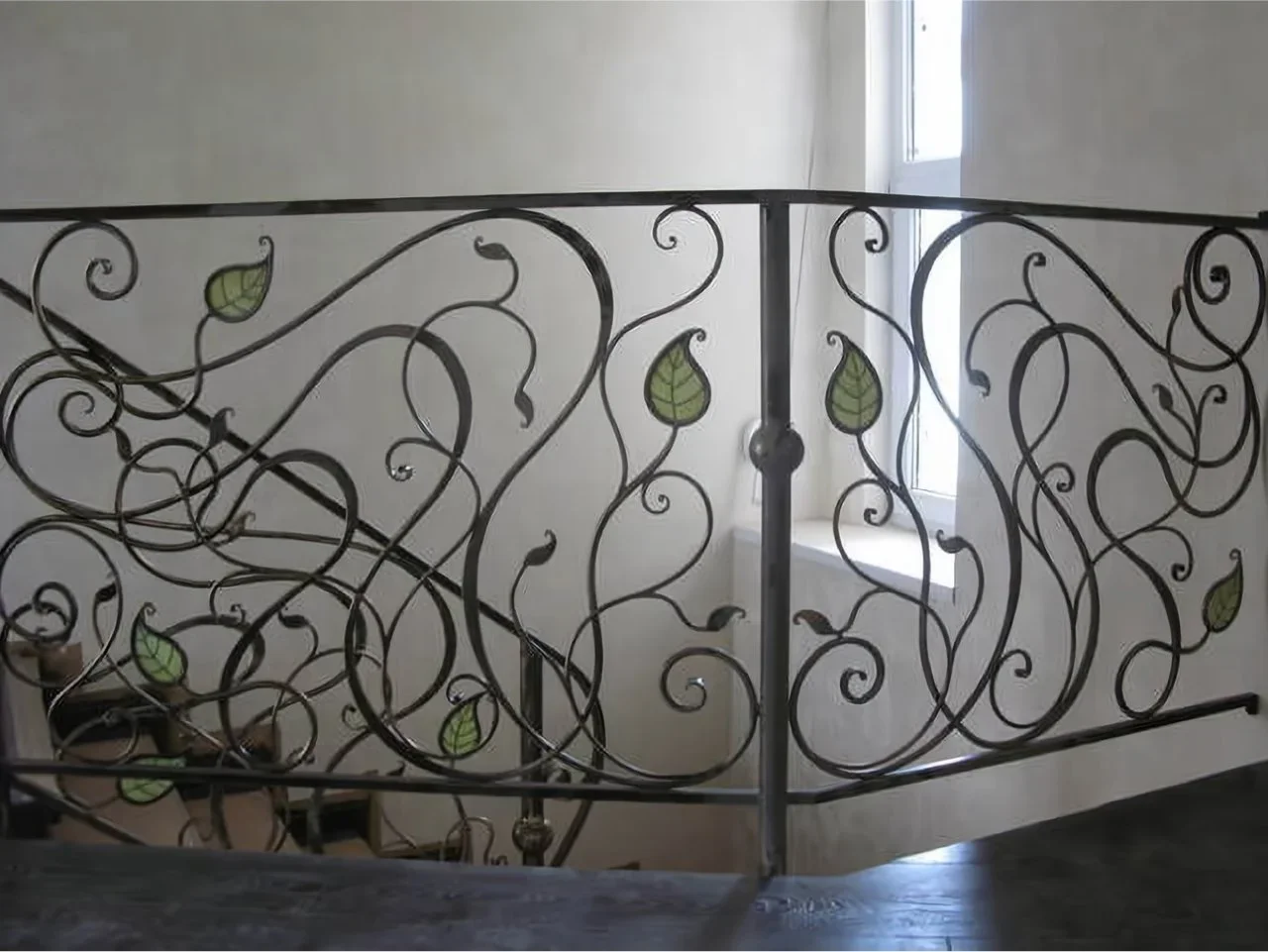 Artystyczna Balustrada Wewnętrzna z Witrażami