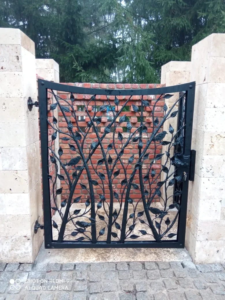 Artystyczna furtka kuta - motyw drzewa i liści