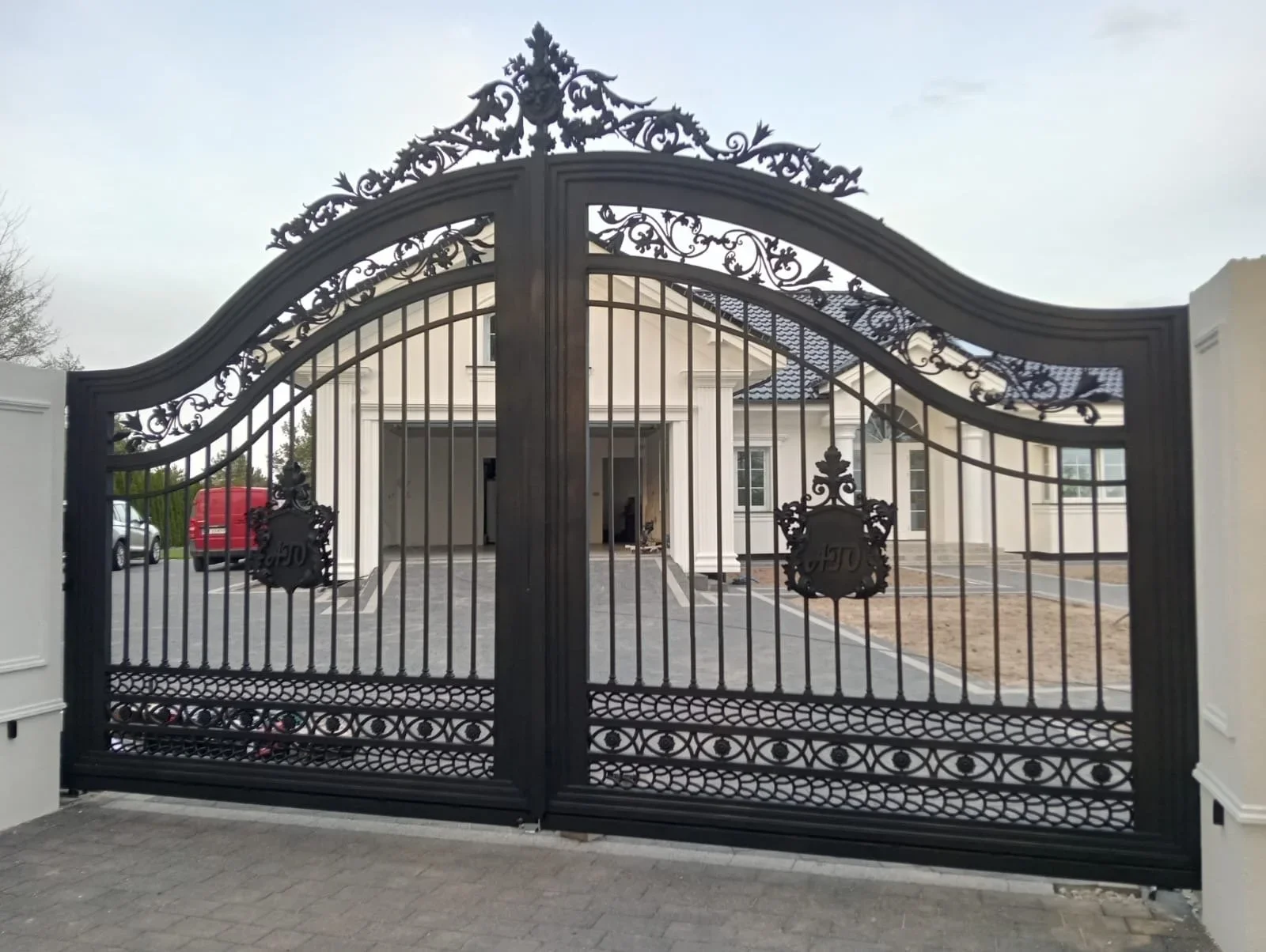 Artystyczna Metaloplastyka - Kuta Brama z Motywem Roślinnym