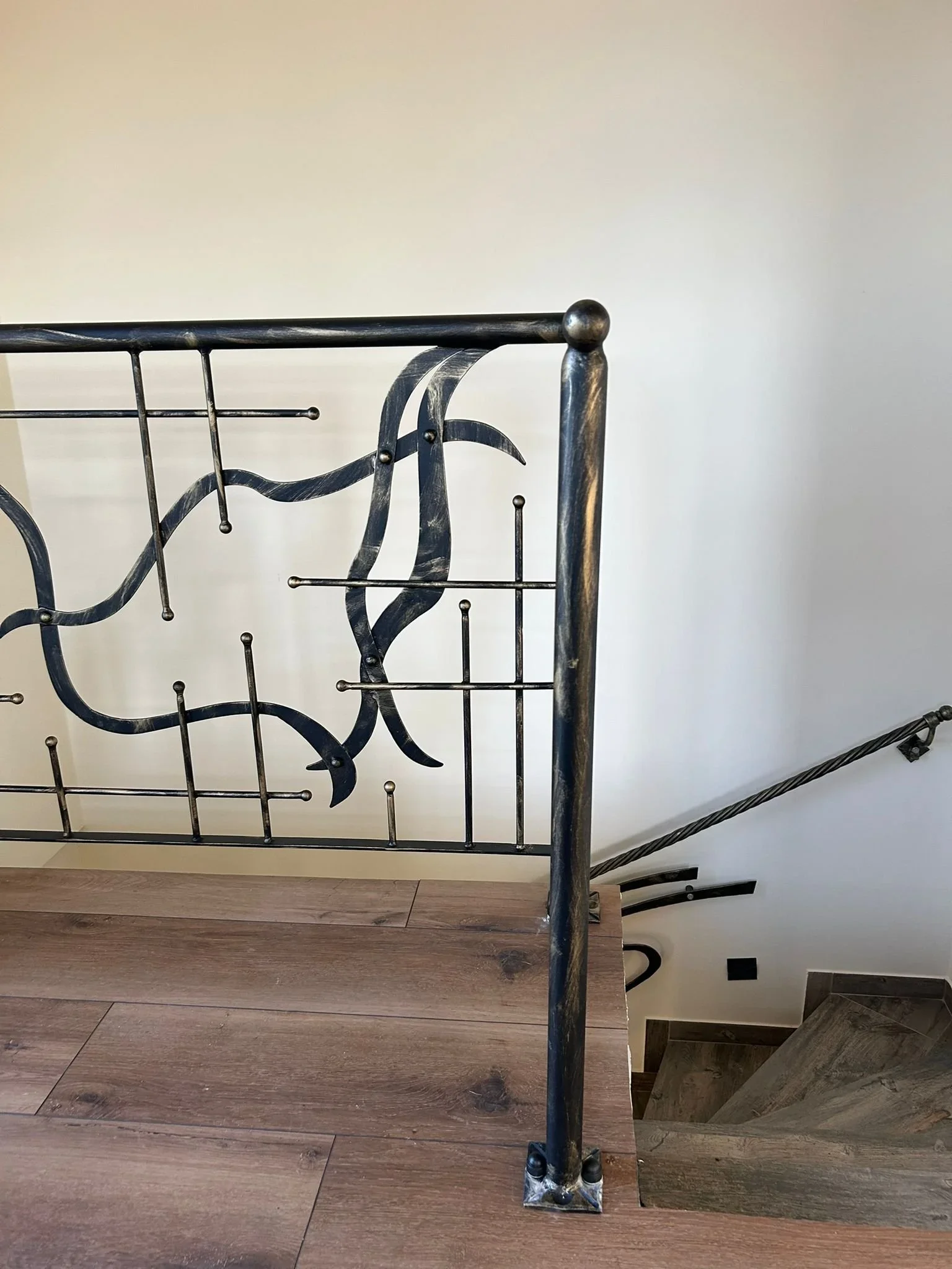 Artystyczne Gięcie Stali - Nowoczesna Balustrada Wewnętrzna