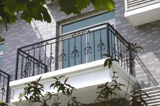 Balustrada balkonowa czarna z kwiatkami