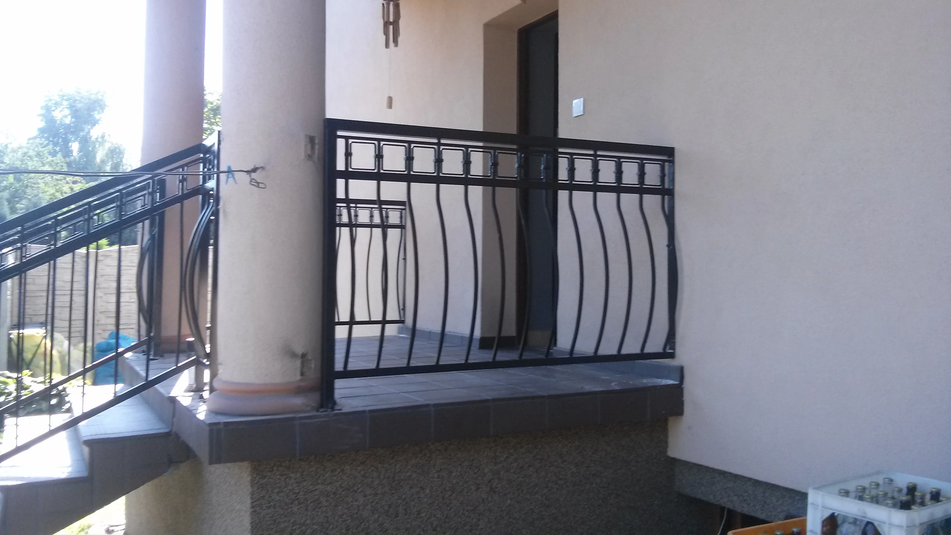 Balustrada balkonowa 'Brzuszki' z górnym fryzem