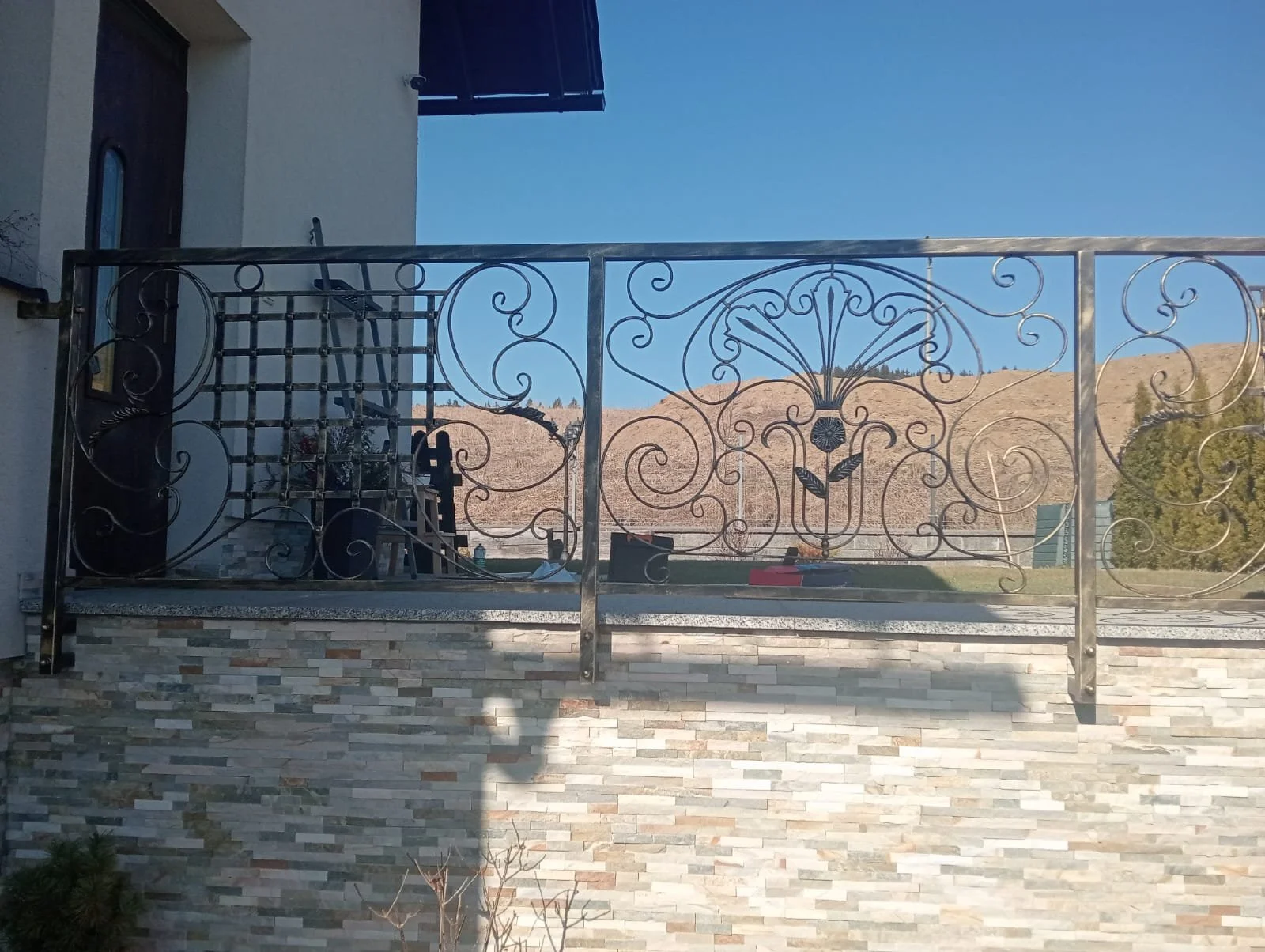 Balustrada Balkonowa Kuta - Klasyczna Elegancja - Widok Frontowy