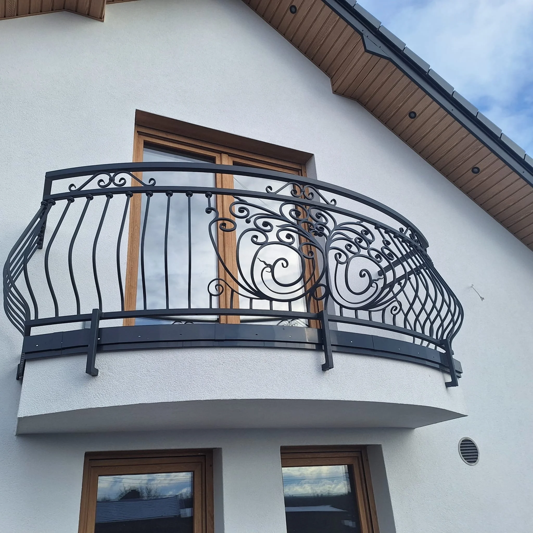 Balustrada Kuta na Balkon Łukowy - Elegancka Czern