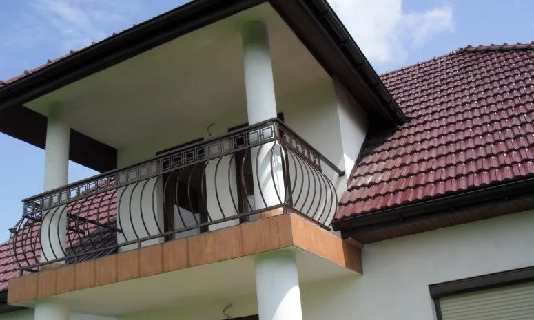 Balustrada Balkonowa Kuta - Prosta z Pasem Geometrycznym