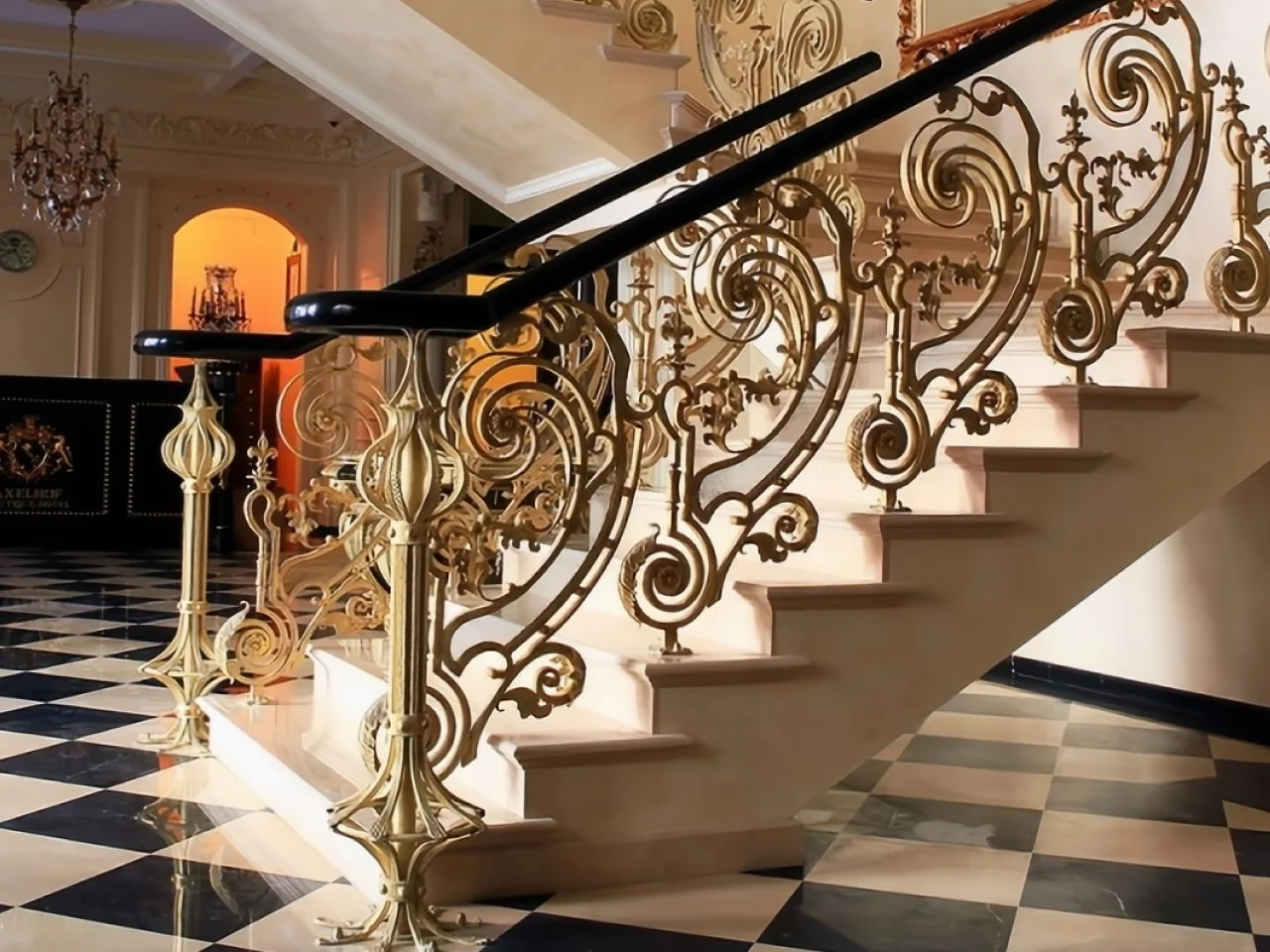 Balustrada Kuta Czarno-Złota z Ornamentami