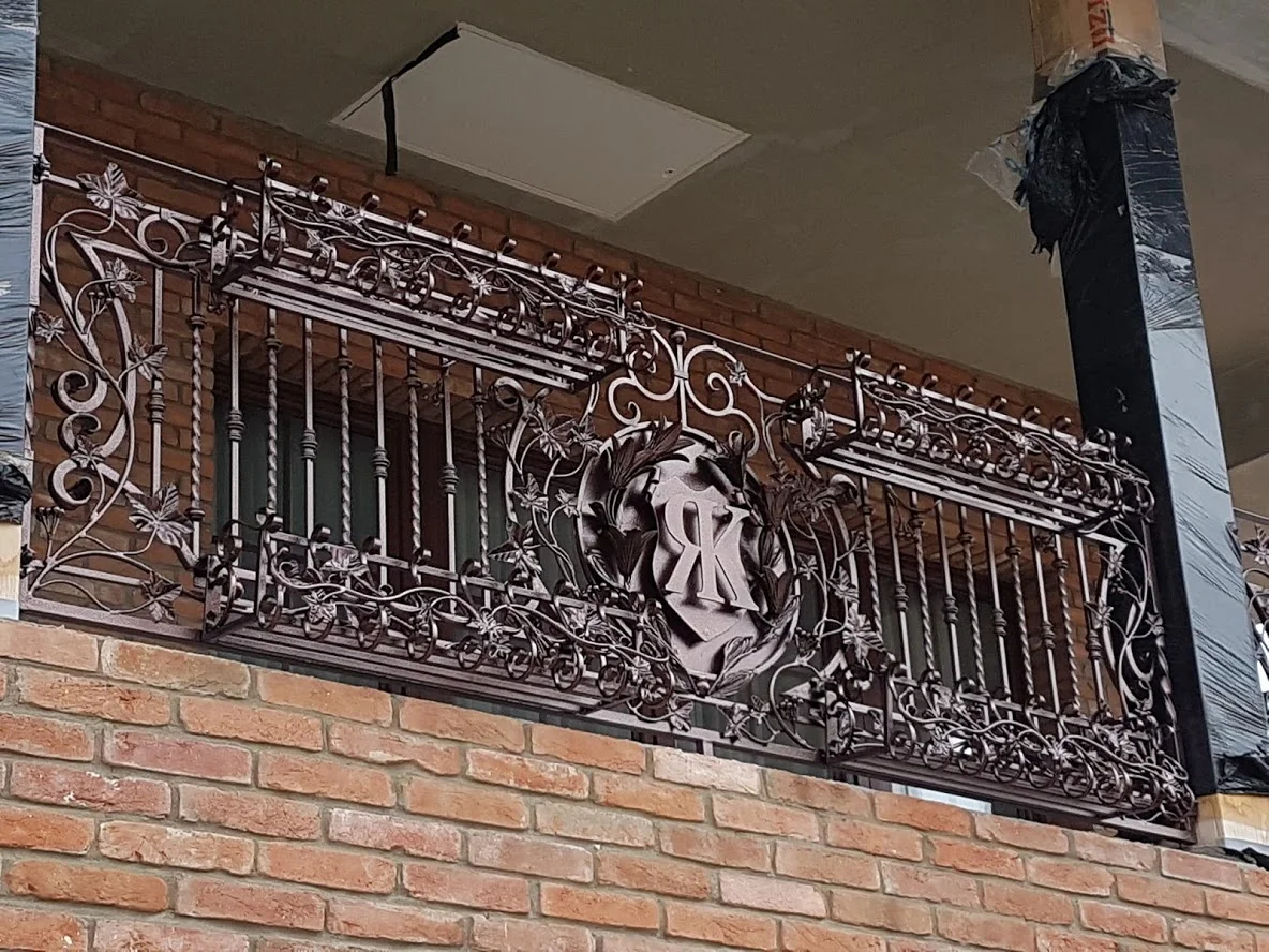 Balustrada kuta z herbem i donicami - widok z boku