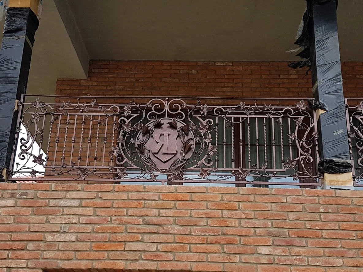 Balustrada kuta frontowa z herbem 'R'