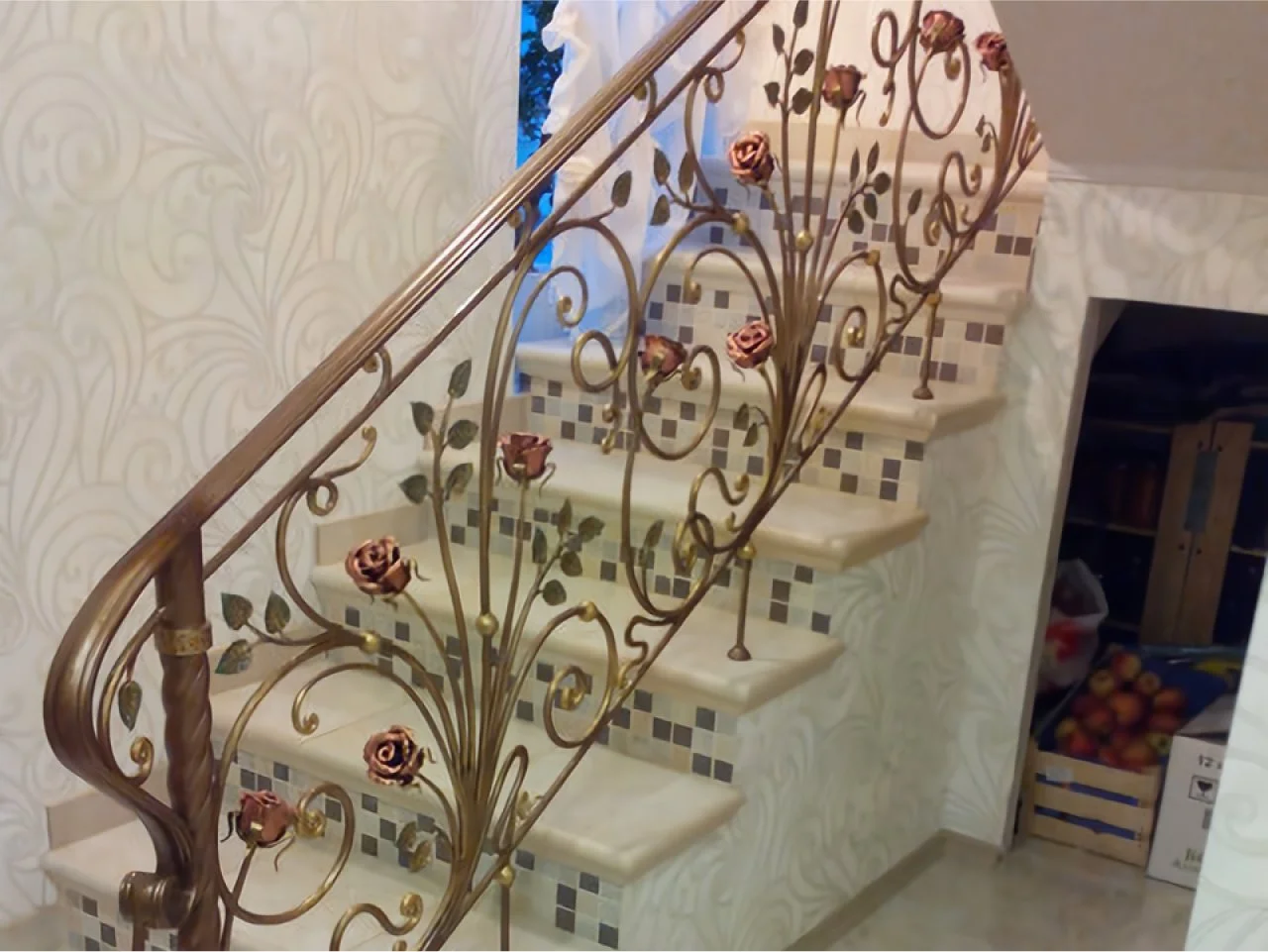 Balustrada Kuta z Motywem Róż i Złotą Patyną