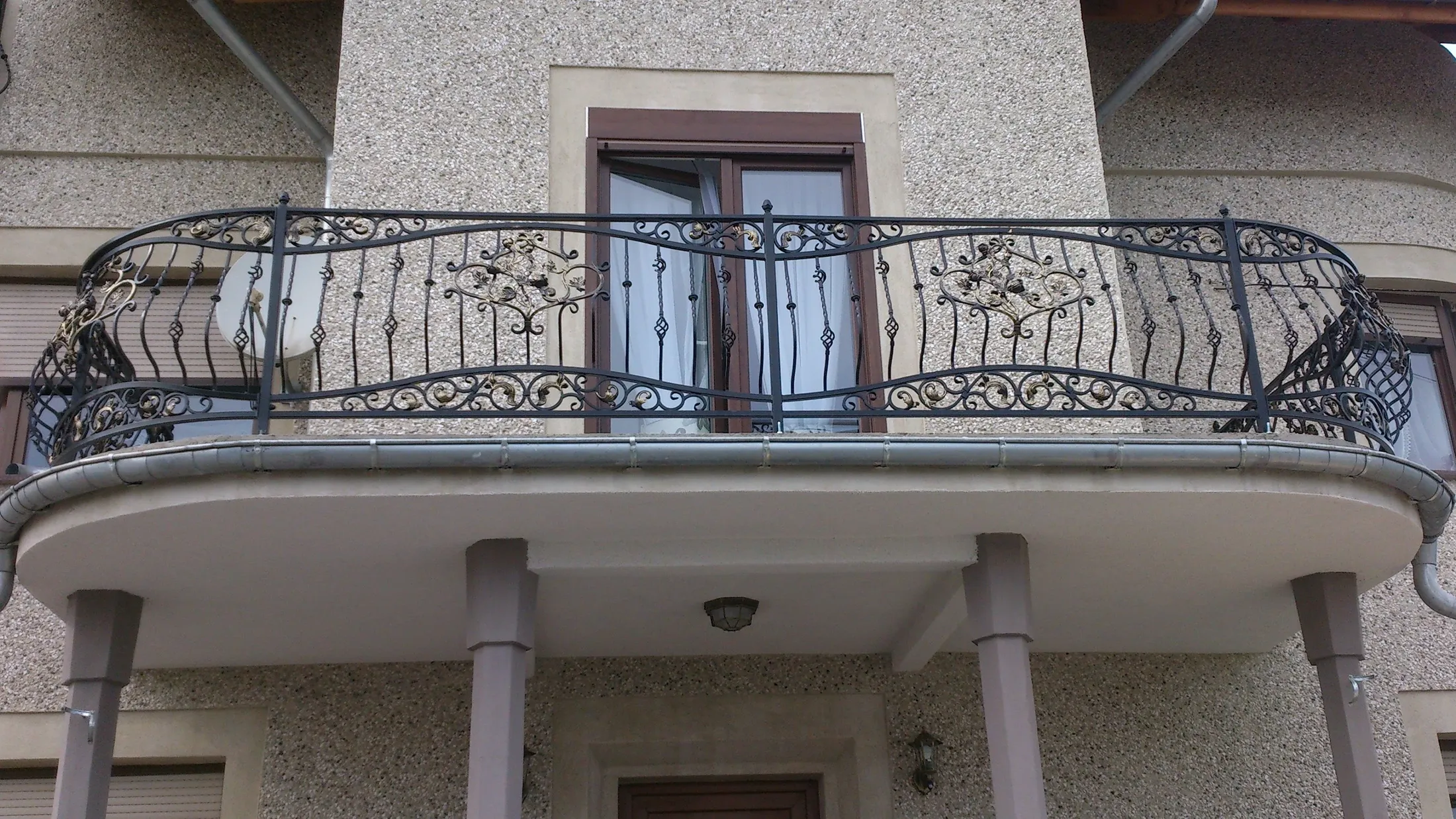 Balustrada kuta nad wejściem - rezydencja