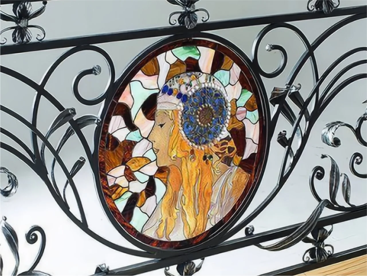 Kuta Balustrada Secesyjna z Witrażem w Stylu Muchy