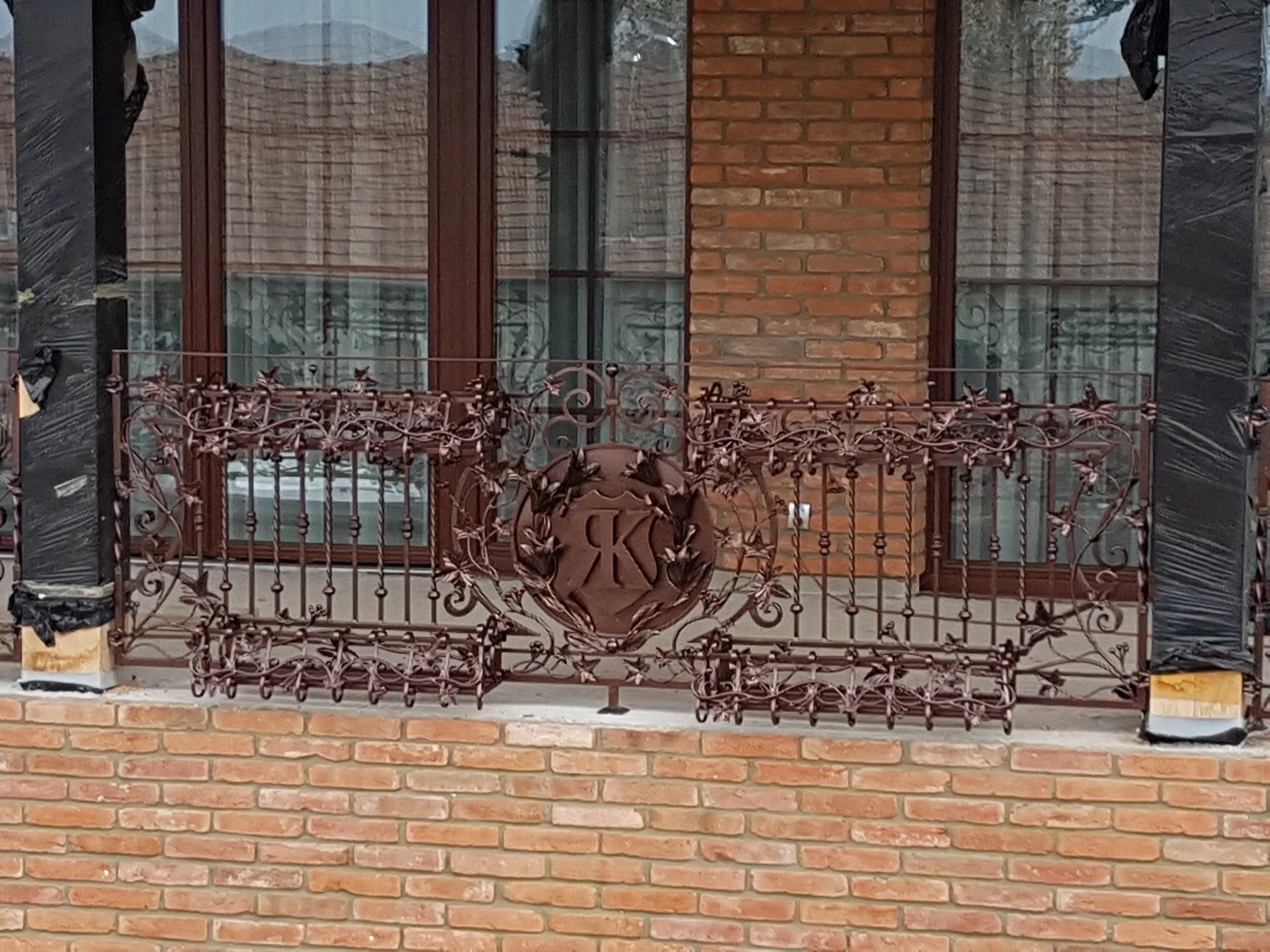 Balustrada Tarasowa - Herb z Inicjałem