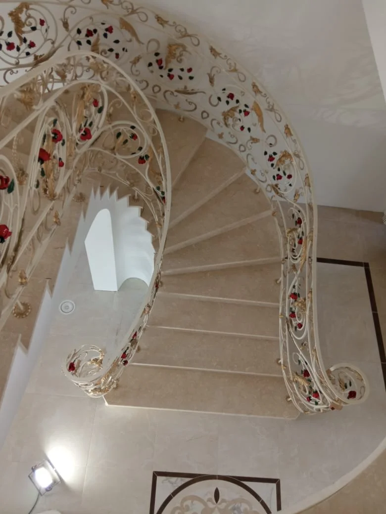 Balustrada Kuta - Widok z Góry na Detale Floralne