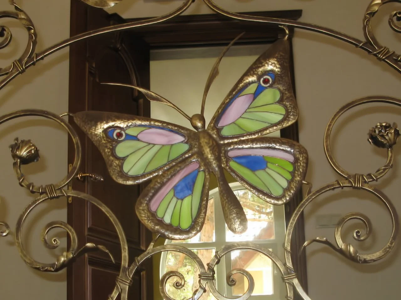 Balustrada Kuta z Witrażem w Kształcie Motyla