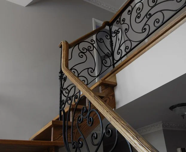 Balustrada kuta z drewnianym pochwytem