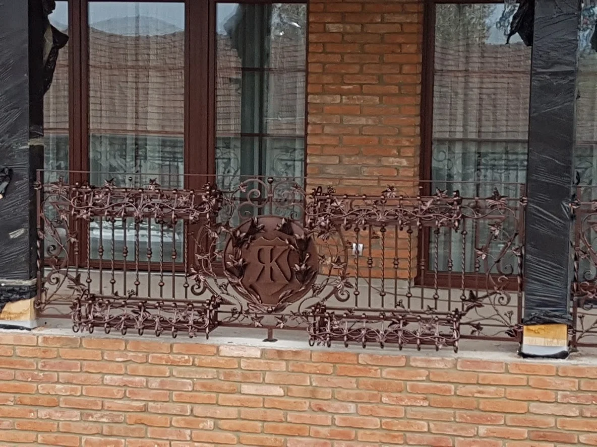 Balustrada kuta - zbliżenie na skrzynki kwiatowe