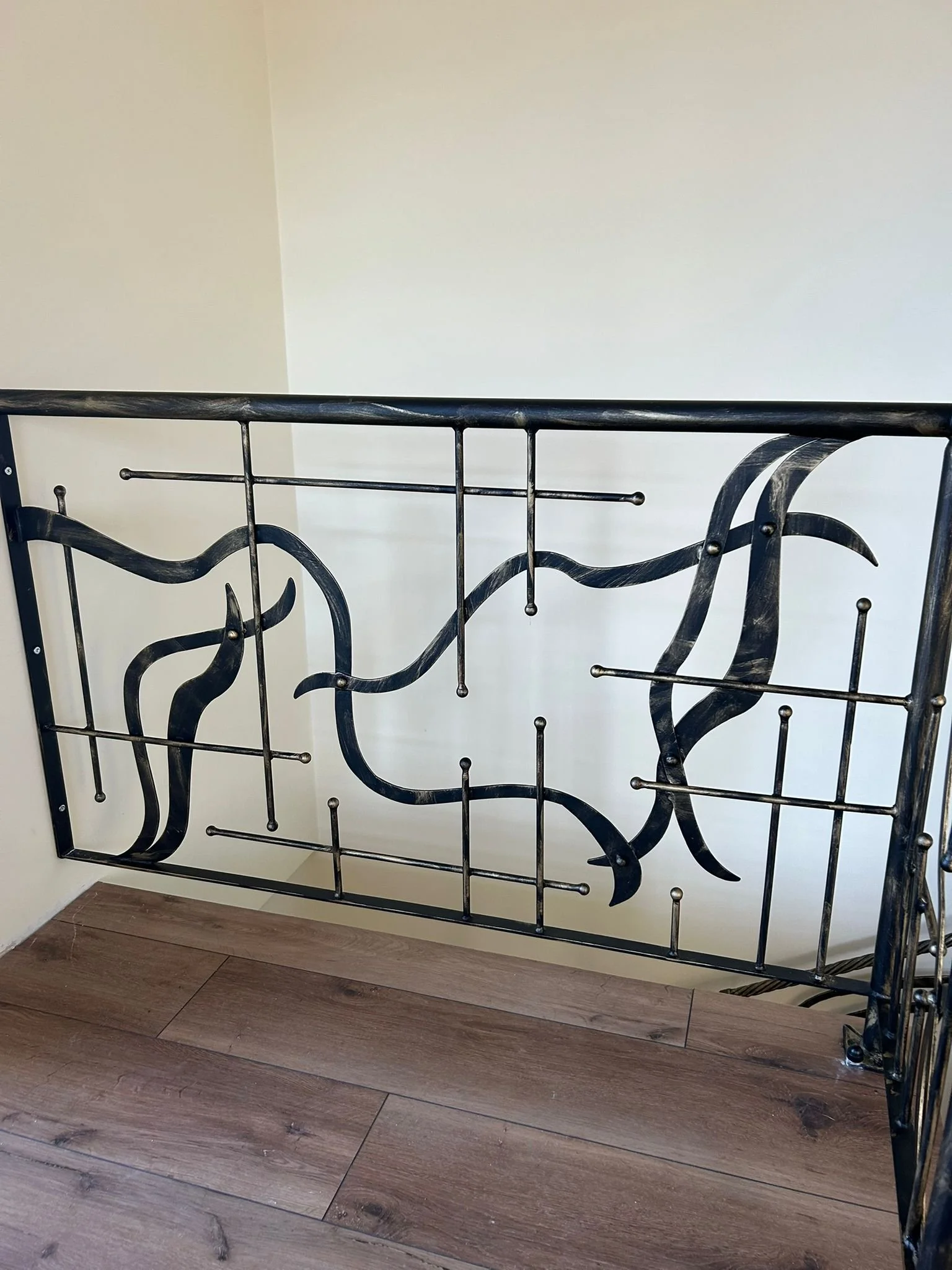 Balustrada Loftowa Abstrakcyjna - Gięta Stal