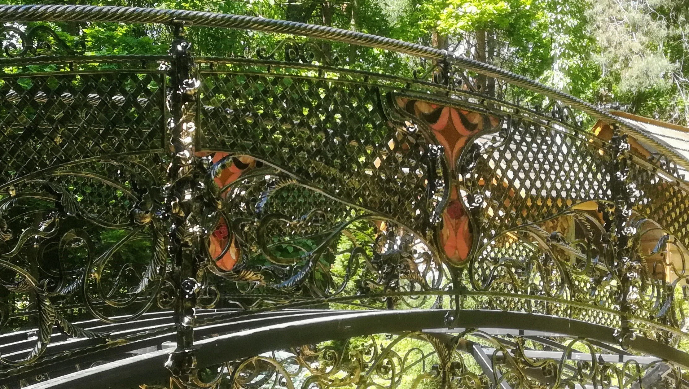 Balustrada mostka kutego - róże i ornamenty