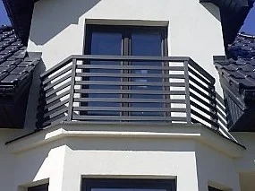 Balustrada nowoczesna pozioma na wykuszu