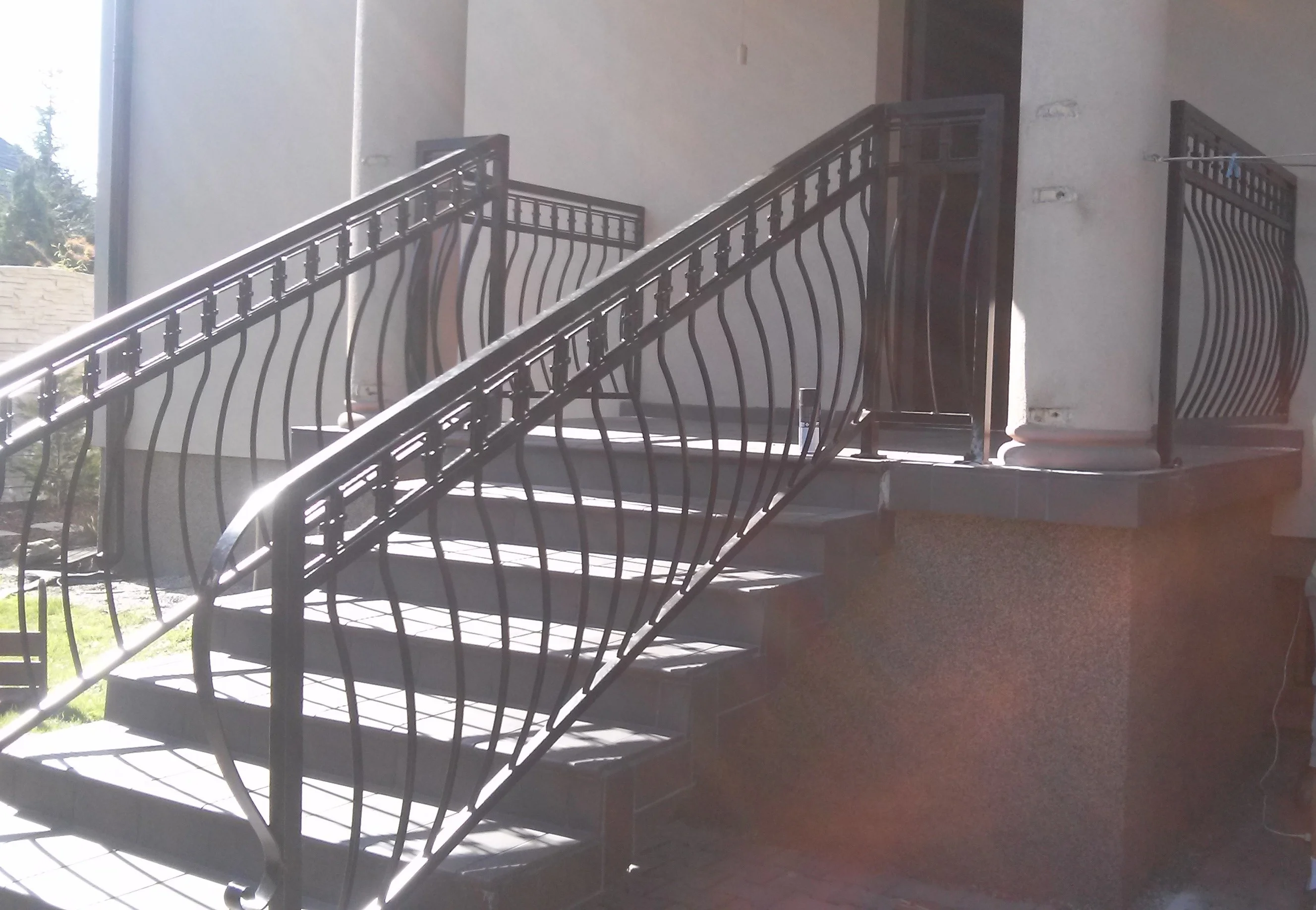 Balustrada schodowa 'Brzuszki' - wygięta