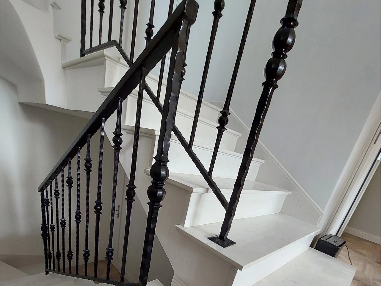 Balustrada schodowa wewnętrzna kuta