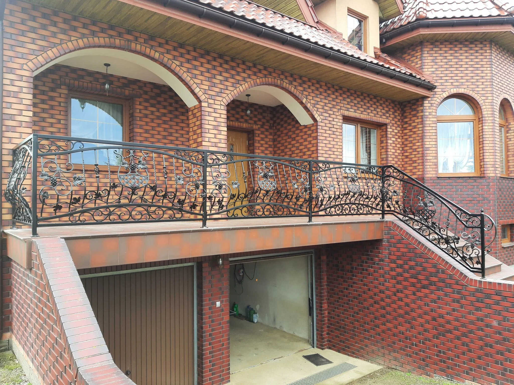 Balustrada Tarasowa na Tle Cegły Klinkierowej