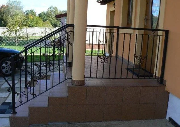 Balustrada Tarasowa Prosta z Ozdobnymi Wstawkami