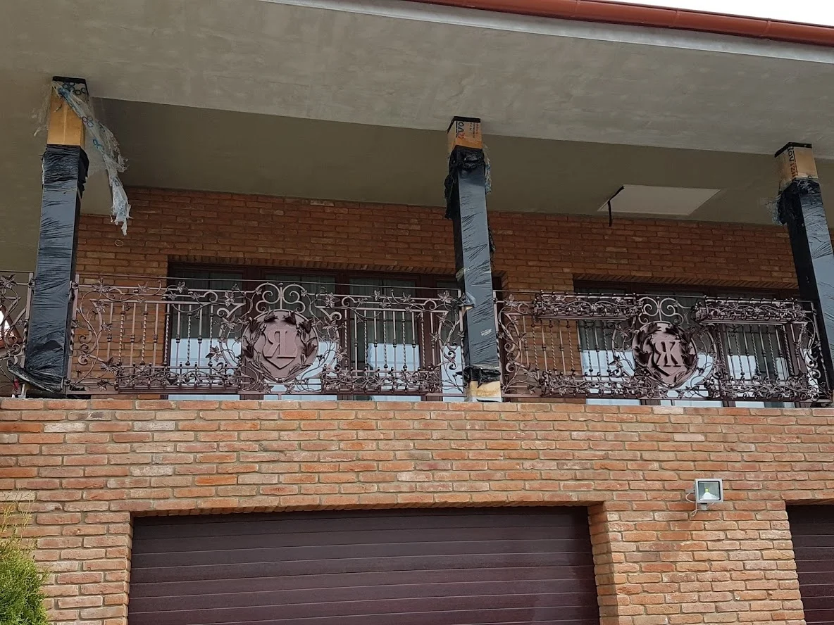 Balustrada tarasowa kuta z herbem - widok ogólny