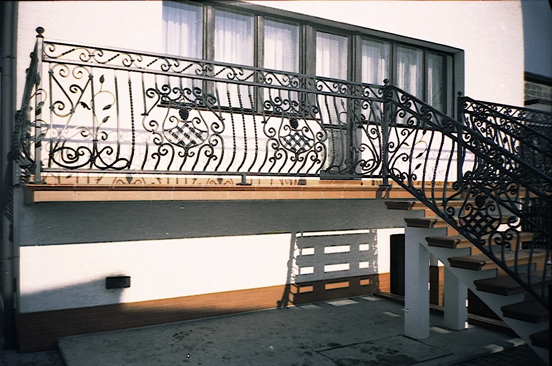 Balustrada tarasowa z motywem winorośli i kosza