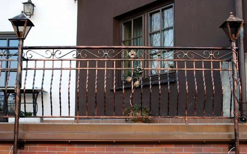 Balustrada tarasowa miedziana z lampionami