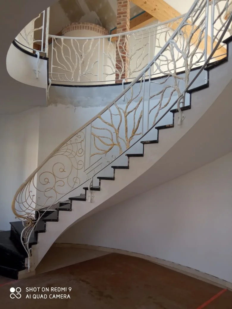 Balustrada wewnętrzna biała - gałęzie - złota patyna