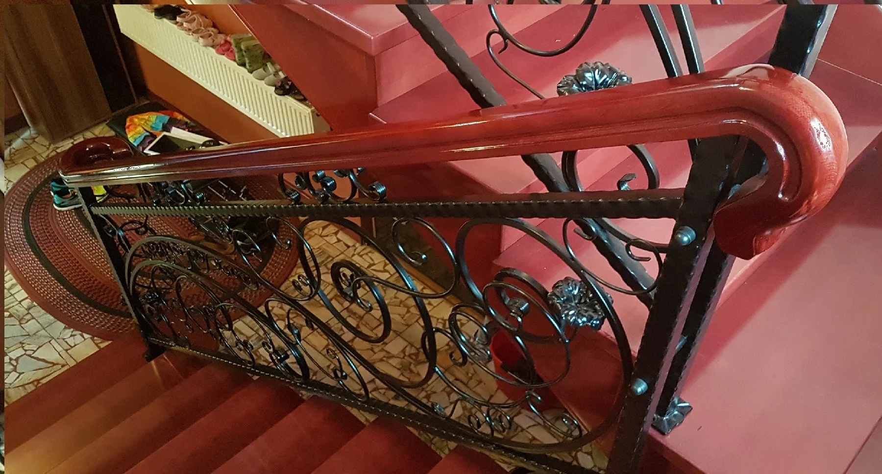 Balustrada wewnętrzna kuta z drewnianym pochwytem