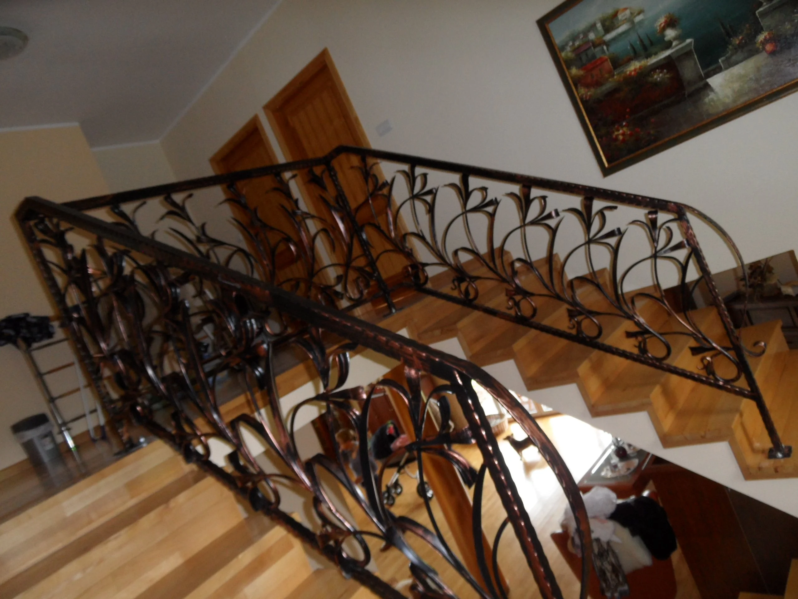 Balustrada wewnętrzna kuta - motyw lilii - miedź