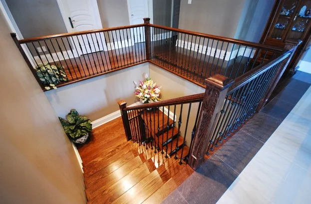 Balustrada wewnętrzna kuta - proste tralki i drewno