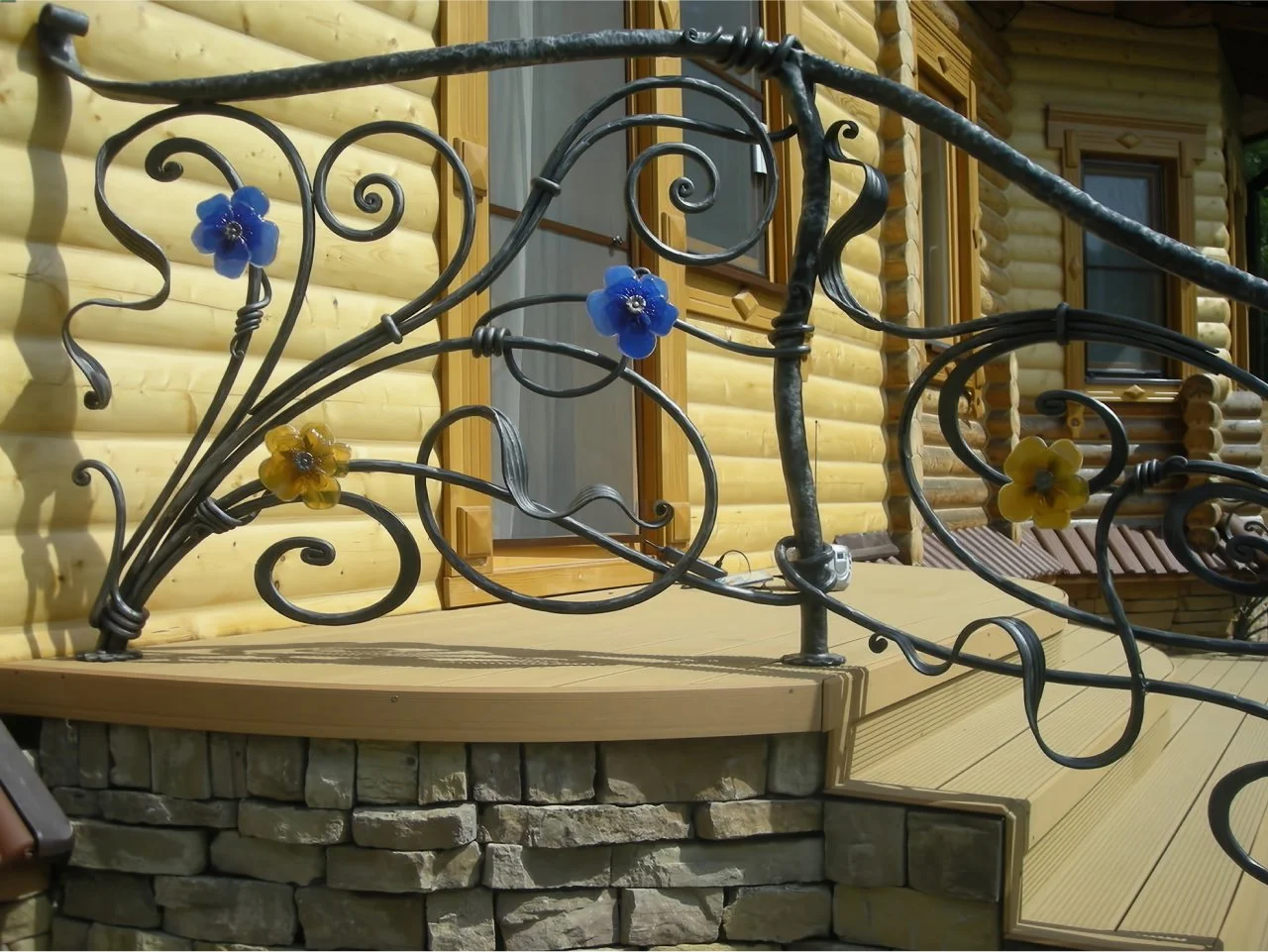 Balustrada Zewnętrzna Kuta z Kolorowym Szkłem