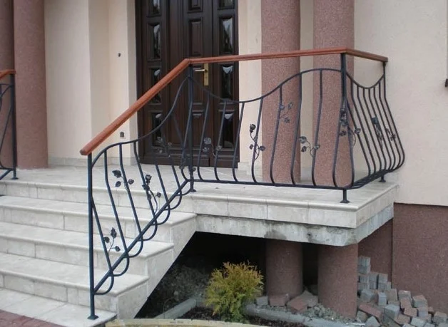 Balustrada zewnętrzna kuta - motyw róży z drewnem