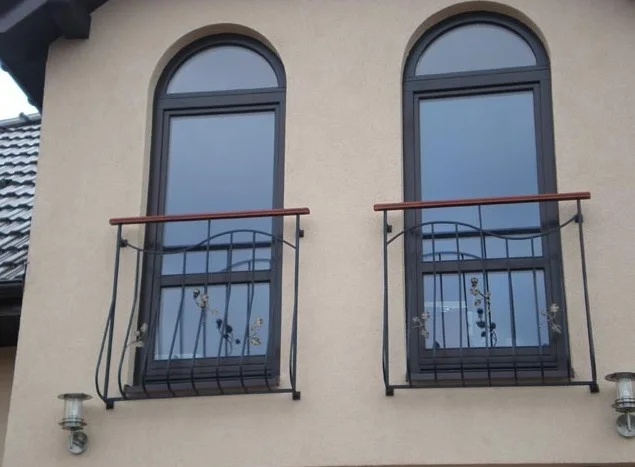 Zestaw balustrad okiennych kutych na elewacji
