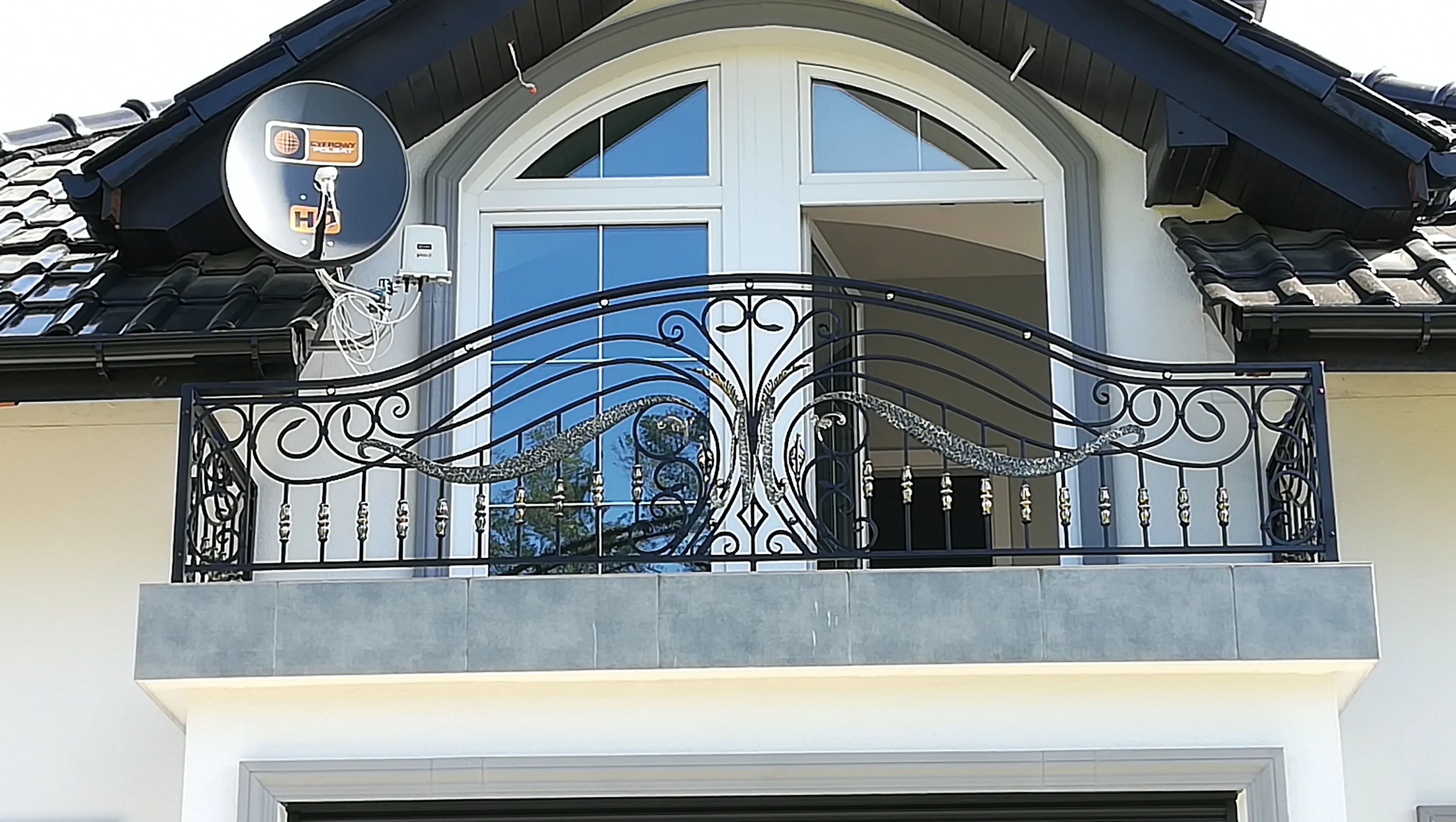 Barierka kuta na balkon - falista linia