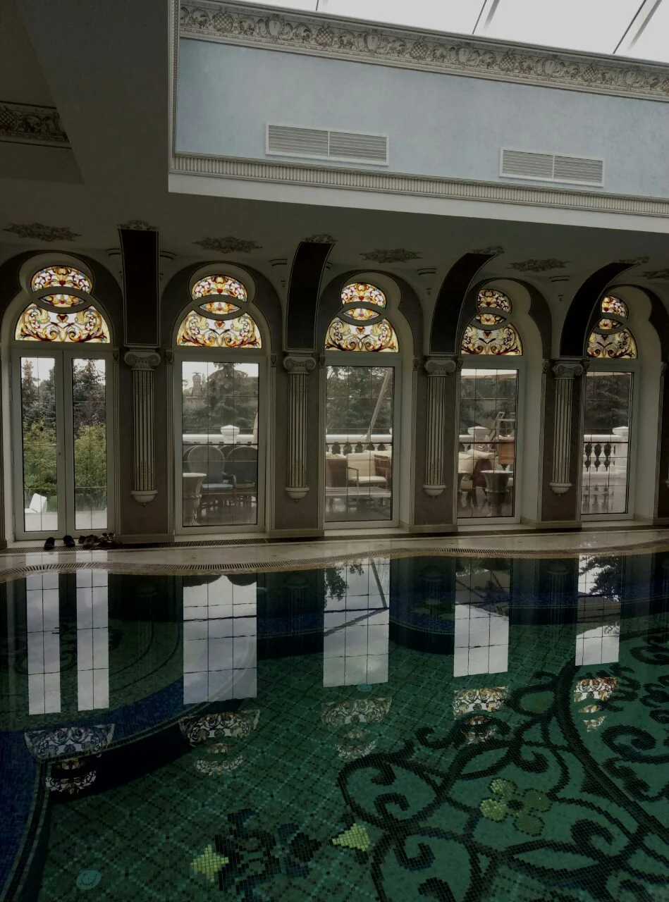 Basen Wewnętrzny z Witrażowymi Oknami Łukowymi