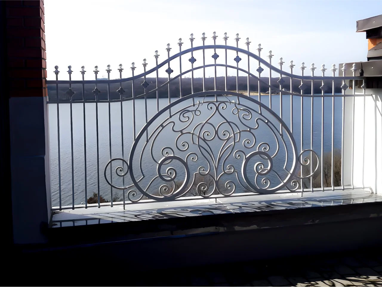 Białe Ogrodzenie - Artystyczne Sploty Kowalskie