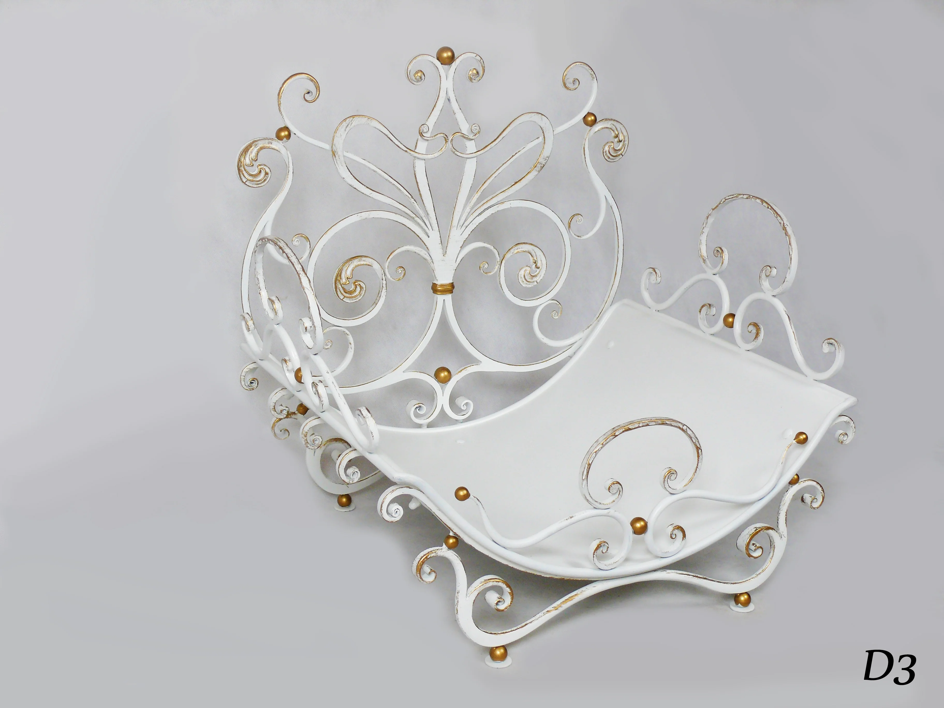 Biały Kuty Kosz na Drewno Kominkowe ze Złotą Patyną