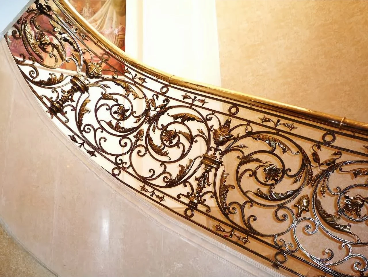 Bogata Balustrada Kuta - Złoty Detal Akantu