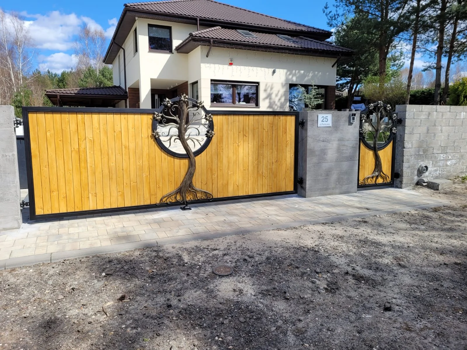 Brama Przesuwna - Drzewo w Drewnie