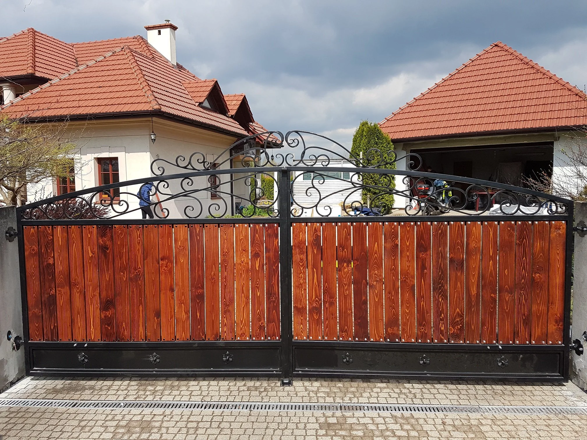 Brama Dwuskrzydłowa - Drewno i Metal