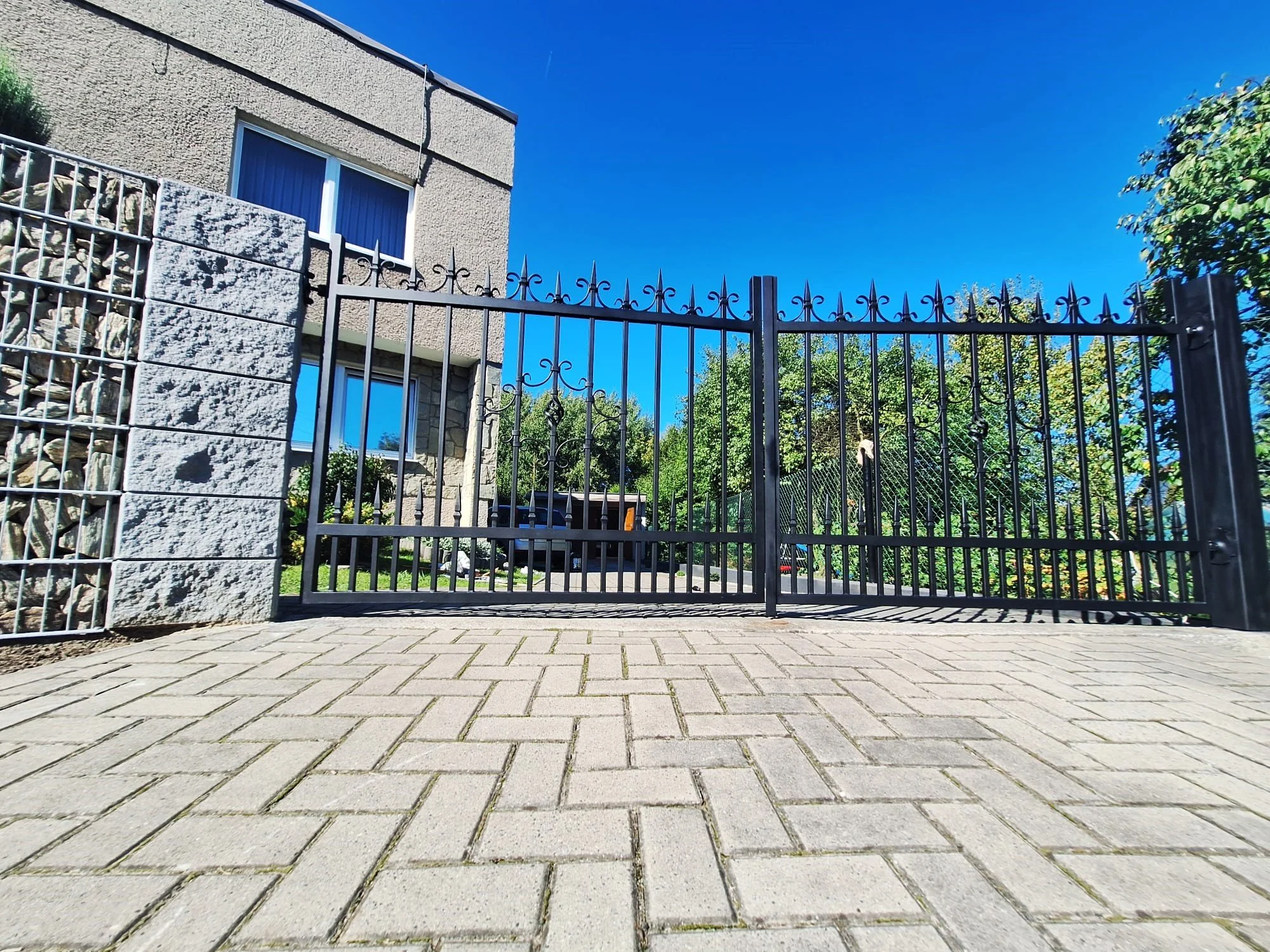 Brama Dwuskrzydłowa Kuta – Czarna Modern Classic