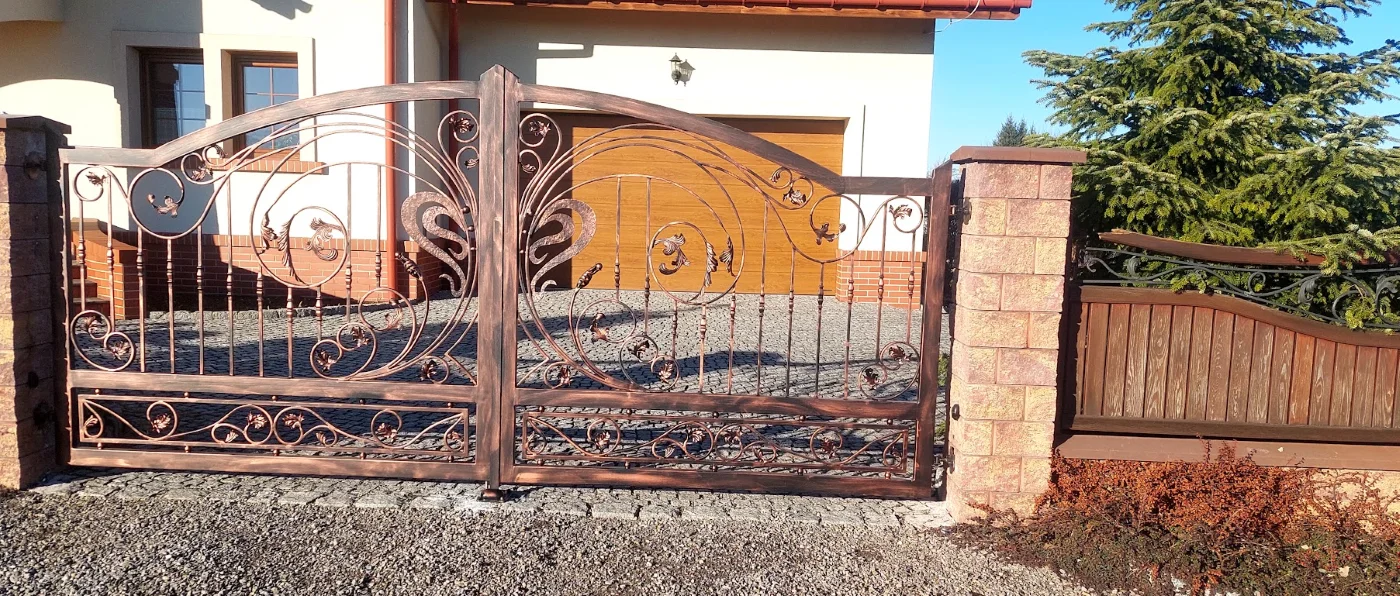 Brama dwuskrzydłowa kuta - pełnym łukiem - brąz