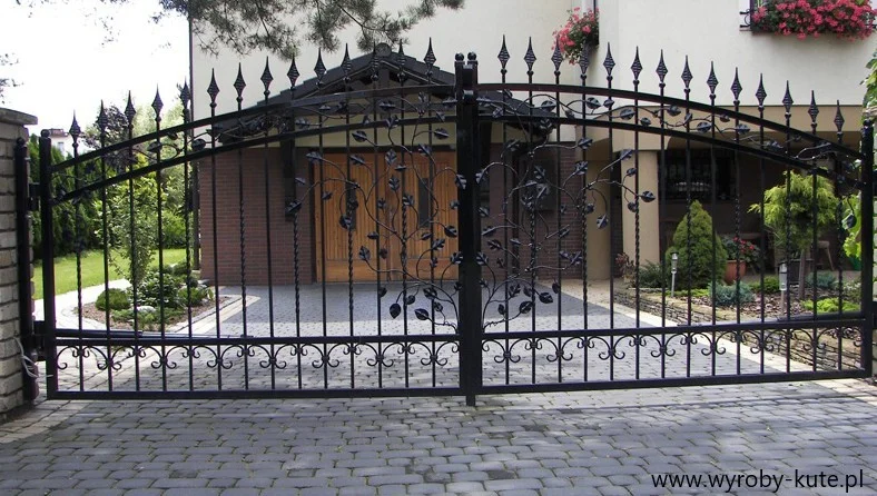 Brama Dwuskrzydłowa - Motyw Drzewa